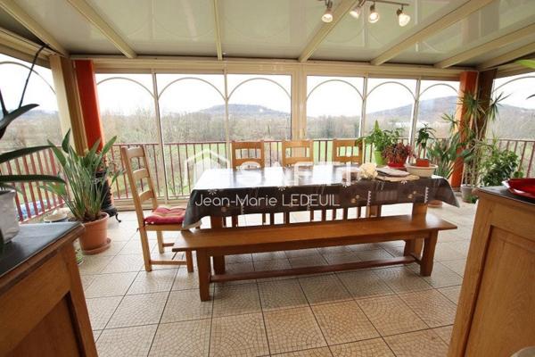 Maison 4 chambres, 2 garages et jardin.