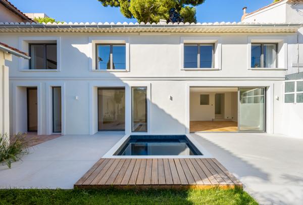 CARRÉ D’OR MARSEILLE 1300 - MAISON RÉNOVÉE TYPE 4 AVEC JARDIN, PISCINE ET DEUX STATIONNEMENTS
