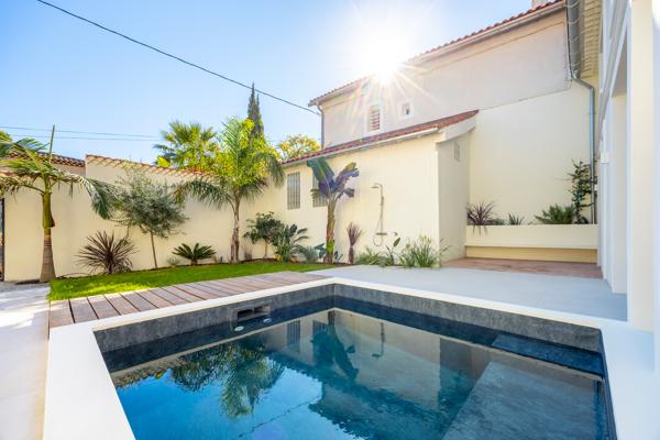CARRÉ D’OR MARSEILLE 1300 - MAISON RÉNOVÉE TYPE 4 AVEC JARDIN, PISCINE ET DEUX STATIONNEMENTS