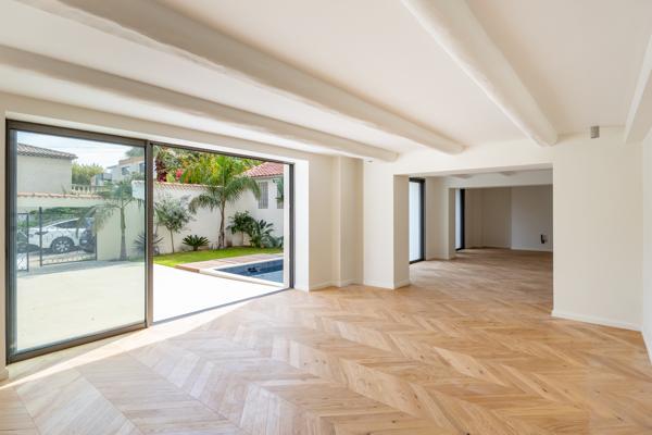 CARRÉ D’OR MARSEILLE 1300 - MAISON RÉNOVÉE TYPE 4 AVEC JARDIN, PISCINE ET DEUX STATIONNEMENTS