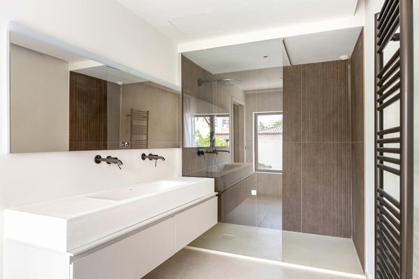 CARRÉ D’OR MARSEILLE 1300 - MAISON RÉNOVÉE TYPE 4 AVEC JARDIN, PISCINE ET DEUX STATIONNEMENTS