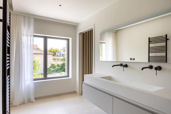 CARRÉ D’OR MARSEILLE 1300 - MAISON RÉNOVÉE TYPE 4 AVEC JARDIN, PISCINE ET DEUX STATIONNEMENTS