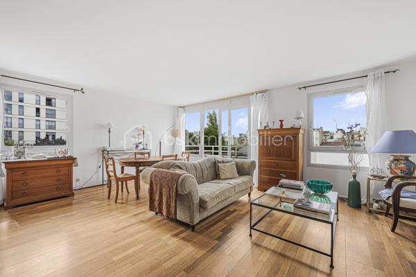 OPPORTUNITE RARE SUR LE SECTEUR - IDEAL FAMILLE - SUPERBE APPARTEMENT T5 — 123 m² — VUE PLACE PIETONNE/PARC 
+ CAVE
Au cœur du 14e arrondissement de Paris, très proche des transports, commerces et écoles très réputées (de la crèche au lycée). 

Dans une résidence de standing très bien entretenue et sécurisée (copropriété de 29 lots sans procédure en cours), avec digicode & ascenseur, au calme absolu surplombant sur une place piétonne et un parc.

Magnifique vaste appartement Familial T5 de 123 m2 environ ( le plus vaste de la résidence), baigné de lumière (exposition Sud et Est) et sans vis-à-vis.

Ce bien se compose d’une grande entrée avec nombreux placards intégrés et parquet au sol, desservant une grande cuisine dinatoire lumineuse équipée & aménagée avec grande fenêtre plein Sud, un grand salon/salle à manger de près de 30m2 exposé Sud, sans vis-à-vis, surplombant une place piétonne, avec un grand balcon/terrasse où déjeuner au soleil, des WC séparés, et enfin une porte ouvrant sur l’espace nuit. 

L'espace nuit se compose quant à lui de 4 chambres lumineuses avec placards intégrés, dont une suite parentale de près de 18 m2 environ avec un beau balcon/terrasse de 7m2 où installer table, chaise ou bain de soleil, d'une salle de bains avec baignoire, d'une salle d'eau avec douche et d'un deuxième WC séparé.

Un grand parking sous terrain complète ce bien

Doubles vitrages, parquet, prestations et matériaux de qualité
DPE : D
Charges annuelles 5600€ environ
Taxe foncière 2400€ environ

A visiter sans tarder, idéal famille.