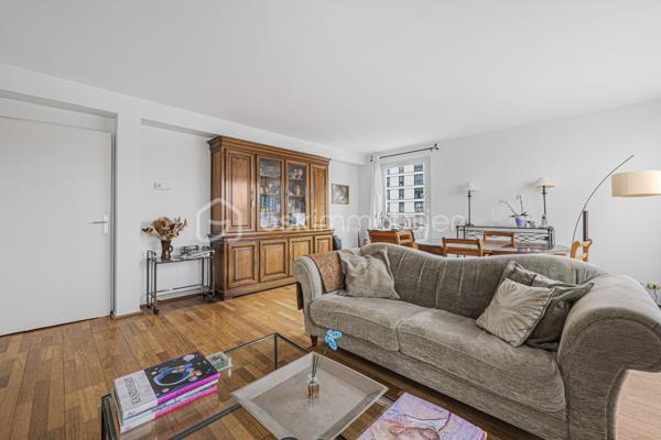 OPPORTUNITE RARE SUR LE SECTEUR - IDEAL FAMILLE - SUPERBE APPARTEMENT T5 — 123 m² — VUE PLACE PIETONNE/PARC 
+ CAVE
Au cœur du 14e arrondissement de Paris, très proche des transports, commerces et écoles très réputées (de la crèche au lycée). 

Dans une résidence de standing très bien entretenue et sécurisée (copropriété de 29 lots sans procédure en cours), avec digicode & ascenseur, au calme absolu surplombant sur une place piétonne et un parc.

Magnifique vaste appartement Familial T5 de 123 m2 environ ( le plus vaste de la résidence), baigné de lumière (exposition Sud et Est) et sans vis-à-vis.

Ce bien se compose d’une grande entrée avec nombreux placards intégrés et parquet au sol, desservant une grande cuisine dinatoire lumineuse équipée & aménagée avec grande fenêtre plein Sud, un grand salon/salle à manger de près de 30m2 exposé Sud, sans vis-à-vis, surplombant une place piétonne, avec un grand balcon/terrasse où déjeuner au soleil, des WC séparés, et enfin une porte ouvrant sur l’espace nuit. 

L'espace nuit se compose quant à lui de 4 chambres lumineuses avec placards intégrés, dont une suite parentale de près de 18 m2 environ avec un beau balcon/terrasse de 7m2 où installer table, chaise ou bain de soleil, d'une salle de bains avec baignoire, d'une salle d'eau avec douche et d'un deuxième WC séparé.

Un grand parking sous terrain complète ce bien

Doubles vitrages, parquet, prestations et matériaux de qualité
DPE : D
Charges annuelles 5600€ environ
Taxe foncière 2400€ environ

A visiter sans tarder, idéal famille.
