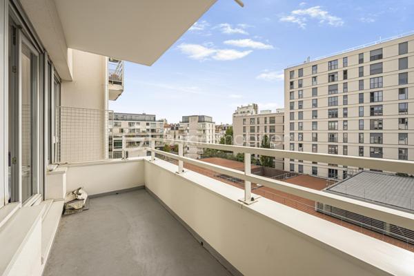 OPPORTUNITE RARE SUR LE SECTEUR - IDEAL FAMILLE - SUPERBE APPARTEMENT T5 — 123 m² — VUE PLACE PIETONNE/PARC 
+ CAVE
Au cœur du 14e arrondissement de Paris, très proche des transports, commerces et écoles très réputées (de la crèche au lycée). 

Dans une résidence de standing très bien entretenue et sécurisée (copropriété de 29 lots sans procédure en cours), avec digicode & ascenseur, au calme absolu surplombant sur une place piétonne et un parc.

Magnifique vaste appartement Familial T5 de 123 m2 environ ( le plus vaste de la résidence), baigné de lumière (exposition Sud et Est) et sans vis-à-vis.

Ce bien se compose d’une grande entrée avec nombreux placards intégrés et parquet au sol, desservant une grande cuisine dinatoire lumineuse équipée & aménagée avec grande fenêtre plein Sud, un grand salon/salle à manger de près de 30m2 exposé Sud, sans vis-à-vis, surplombant une place piétonne, avec un grand balcon/terrasse où déjeuner au soleil, des WC séparés, et enfin une porte ouvrant sur l’espace nuit. 

L'espace nuit se compose quant à lui de 4 chambres lumineuses avec placards intégrés, dont une suite parentale de près de 18 m2 environ avec un beau balcon/terrasse de 7m2 où installer table, chaise ou bain de soleil, d'une salle de bains avec baignoire, d'une salle d'eau avec douche et d'un deuxième WC séparé.

Un grand parking sous terrain complète ce bien

Doubles vitrages, parquet, prestations et matériaux de qualité
DPE : D
Charges annuelles 5600€ environ
Taxe foncière 2400€ environ

A visiter sans tarder, idéal famille.