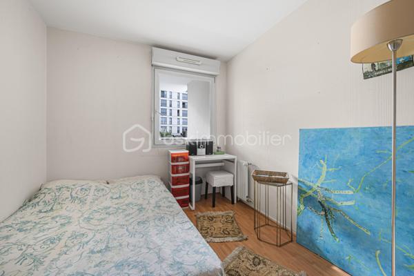 OPPORTUNITE RARE SUR LE SECTEUR - IDEAL FAMILLE - SUPERBE APPARTEMENT T5 — 123 m² — VUE PLACE PIETONNE/PARC 
+ CAVE
Au cœur du 14e arrondissement de Paris, très proche des transports, commerces et écoles très réputées (de la crèche au lycée). 

Dans une résidence de standing très bien entretenue et sécurisée (copropriété de 29 lots sans procédure en cours), avec digicode & ascenseur, au calme absolu surplombant sur une place piétonne et un parc.

Magnifique vaste appartement Familial T5 de 123 m2 environ ( le plus vaste de la résidence), baigné de lumière (exposition Sud et Est) et sans vis-à-vis.

Ce bien se compose d’une grande entrée avec nombreux placards intégrés et parquet au sol, desservant une grande cuisine dinatoire lumineuse équipée & aménagée avec grande fenêtre plein Sud, un grand salon/salle à manger de près de 30m2 exposé Sud, sans vis-à-vis, surplombant une place piétonne, avec un grand balcon/terrasse où déjeuner au soleil, des WC séparés, et enfin une porte ouvrant sur l’espace nuit. 

L'espace nuit se compose quant à lui de 4 chambres lumineuses avec placards intégrés, dont une suite parentale de près de 18 m2 environ avec un beau balcon/terrasse de 7m2 où installer table, chaise ou bain de soleil, d'une salle de bains avec baignoire, d'une salle d'eau avec douche et d'un deuxième WC séparé.

Un grand parking sous terrain complète ce bien

Doubles vitrages, parquet, prestations et matériaux de qualité
DPE : D
Charges annuelles 5600€ environ
Taxe foncière 2400€ environ

A visiter sans tarder, idéal famille.