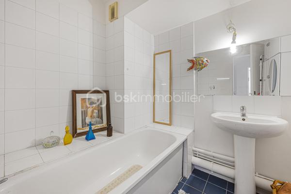 OPPORTUNITE RARE SUR LE SECTEUR - IDEAL FAMILLE - SUPERBE APPARTEMENT T5 — 123 m² — VUE PLACE PIETONNE/PARC 
+ CAVE
Au cœur du 14e arrondissement de Paris, très proche des transports, commerces et écoles très réputées (de la crèche au lycée). 

Dans une résidence de standing très bien entretenue et sécurisée (copropriété de 29 lots sans procédure en cours), avec digicode & ascenseur, au calme absolu surplombant sur une place piétonne et un parc.

Magnifique vaste appartement Familial T5 de 123 m2 environ ( le plus vaste de la résidence), baigné de lumière (exposition Sud et Est) et sans vis-à-vis.

Ce bien se compose d’une grande entrée avec nombreux placards intégrés et parquet au sol, desservant une grande cuisine dinatoire lumineuse équipée & aménagée avec grande fenêtre plein Sud, un grand salon/salle à manger de près de 30m2 exposé Sud, sans vis-à-vis, surplombant une place piétonne, avec un grand balcon/terrasse où déjeuner au soleil, des WC séparés, et enfin une porte ouvrant sur l’espace nuit. 

L'espace nuit se compose quant à lui de 4 chambres lumineuses avec placards intégrés, dont une suite parentale de près de 18 m2 environ avec un beau balcon/terrasse de 7m2 où installer table, chaise ou bain de soleil, d'une salle de bains avec baignoire, d'une salle d'eau avec douche et d'un deuxième WC séparé.

Un grand parking sous terrain complète ce bien

Doubles vitrages, parquet, prestations et matériaux de qualité
DPE : D
Charges annuelles 5600€ environ
Taxe foncière 2400€ environ

A visiter sans tarder, idéal famille.