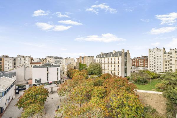 OPPORTUNITE RARE SUR LE SECTEUR - IDEAL FAMILLE - SUPERBE APPARTEMENT T5 — 123 m² — VUE PLACE PIETONNE/PARC 
+ CAVE
Au cœur du 14e arrondissement de Paris, très proche des transports, commerces et écoles très réputées (de la crèche au lycée). 

Dans une résidence de standing très bien entretenue et sécurisée (copropriété de 29 lots sans procédure en cours), avec digicode & ascenseur, au calme absolu surplombant sur une place piétonne et un parc.

Magnifique vaste appartement Familial T5 de 123 m2 environ ( le plus vaste de la résidence), baigné de lumière (exposition Sud et Est) et sans vis-à-vis.

Ce bien se compose d’une grande entrée avec nombreux placards intégrés et parquet au sol, desservant une grande cuisine dinatoire lumineuse équipée & aménagée avec grande fenêtre plein Sud, un grand salon/salle à manger de près de 30m2 exposé Sud, sans vis-à-vis, surplombant une place piétonne, avec un grand balcon/terrasse où déjeuner au soleil, des WC séparés, et enfin une porte ouvrant sur l’espace nuit. 

L'espace nuit se compose quant à lui de 4 chambres lumineuses avec placards intégrés, dont une suite parentale de près de 18 m2 environ avec un beau balcon/terrasse de 7m2 où installer table, chaise ou bain de soleil, d'une salle de bains avec baignoire, d'une salle d'eau avec douche et d'un deuxième WC séparé.

Un grand parking sous terrain complète ce bien

Doubles vitrages, parquet, prestations et matériaux de qualité
DPE : D
Charges annuelles 5600€ environ
Taxe foncière 2400€ environ

A visiter sans tarder, idéal famille.