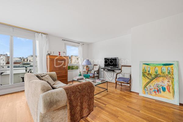 OPPORTUNITE RARE SUR LE SECTEUR - IDEAL FAMILLE - SUPERBE APPARTEMENT T5 — 123 m² — VUE PLACE PIETONNE/PARC 
+ CAVE
Au cœur du 14e arrondissement de Paris, très proche des transports, commerces et écoles très réputées (de la crèche au lycée). 

Dans une résidence de standing très bien entretenue et sécurisée (copropriété de 29 lots sans procédure en cours), avec digicode & ascenseur, au calme absolu surplombant sur une place piétonne et un parc.

Magnifique vaste appartement Familial T5 de 123 m2 environ ( le plus vaste de la résidence), baigné de lumière (exposition Sud et Est) et sans vis-à-vis.

Ce bien se compose d’une grande entrée avec nombreux placards intégrés et parquet au sol, desservant une grande cuisine dinatoire lumineuse équipée & aménagée avec grande fenêtre plein Sud, un grand salon/salle à manger de près de 30m2 exposé Sud, sans vis-à-vis, surplombant une place piétonne, avec un grand balcon/terrasse où déjeuner au soleil, des WC séparés, et enfin une porte ouvrant sur l’espace nuit. 

L'espace nuit se compose quant à lui de 4 chambres lumineuses avec placards intégrés, dont une suite parentale de près de 18 m2 environ avec un beau balcon/terrasse de 7m2 où installer table, chaise ou bain de soleil, d'une salle de bains avec baignoire, d'une salle d'eau avec douche et d'un deuxième WC séparé.

Un grand parking sous terrain complète ce bien

Doubles vitrages, parquet, prestations et matériaux de qualité
DPE : D
Charges annuelles 5600€ environ
Taxe foncière 2400€ environ

A visiter sans tarder, idéal famille.