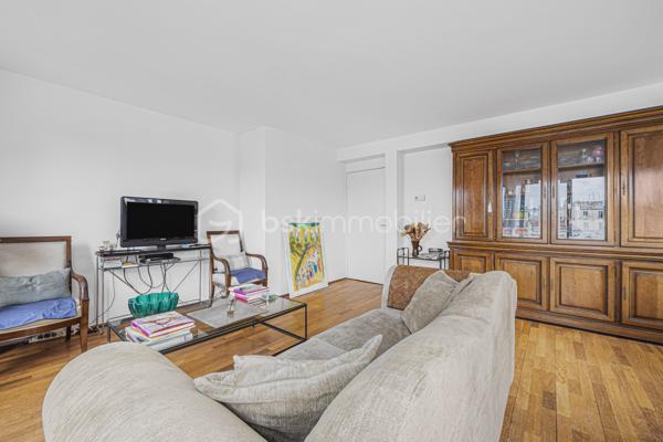 OPPORTUNITE RARE SUR LE SECTEUR - IDEAL FAMILLE - SUPERBE APPARTEMENT T5 — 123 m² — VUE PLACE PIETONNE/PARC 
+ CAVE
Au cœur du 14e arrondissement de Paris, très proche des transports, commerces et écoles très réputées (de la crèche au lycée). 

Dans une résidence de standing très bien entretenue et sécurisée (copropriété de 29 lots sans procédure en cours), avec digicode & ascenseur, au calme absolu surplombant sur une place piétonne et un parc.

Magnifique vaste appartement Familial T5 de 123 m2 environ ( le plus vaste de la résidence), baigné de lumière (exposition Sud et Est) et sans vis-à-vis.

Ce bien se compose d’une grande entrée avec nombreux placards intégrés et parquet au sol, desservant une grande cuisine dinatoire lumineuse équipée & aménagée avec grande fenêtre plein Sud, un grand salon/salle à manger de près de 30m2 exposé Sud, sans vis-à-vis, surplombant une place piétonne, avec un grand balcon/terrasse où déjeuner au soleil, des WC séparés, et enfin une porte ouvrant sur l’espace nuit. 

L'espace nuit se compose quant à lui de 4 chambres lumineuses avec placards intégrés, dont une suite parentale de près de 18 m2 environ avec un beau balcon/terrasse de 7m2 où installer table, chaise ou bain de soleil, d'une salle de bains avec baignoire, d'une salle d'eau avec douche et d'un deuxième WC séparé.

Un grand parking sous terrain complète ce bien

Doubles vitrages, parquet, prestations et matériaux de qualité
DPE : D
Charges annuelles 5600€ environ
Taxe foncière 2400€ environ

A visiter sans tarder, idéal famille.