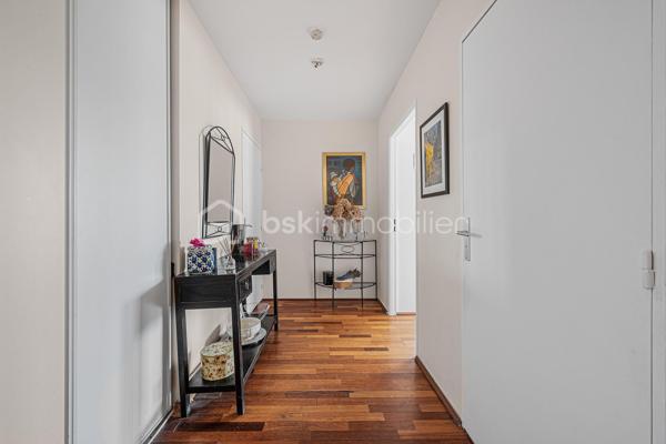 OPPORTUNITE RARE SUR LE SECTEUR - IDEAL FAMILLE - SUPERBE APPARTEMENT T5 — 123 m² — VUE PLACE PIETONNE/PARC 
+ CAVE
Au cœur du 14e arrondissement de Paris, très proche des transports, commerces et écoles très réputées (de la crèche au lycée). 

Dans une résidence de standing très bien entretenue et sécurisée (copropriété de 29 lots sans procédure en cours), avec digicode & ascenseur, au calme absolu surplombant sur une place piétonne et un parc.

Magnifique vaste appartement Familial T5 de 123 m2 environ ( le plus vaste de la résidence), baigné de lumière (exposition Sud et Est) et sans vis-à-vis.

Ce bien se compose d’une grande entrée avec nombreux placards intégrés et parquet au sol, desservant une grande cuisine dinatoire lumineuse équipée & aménagée avec grande fenêtre plein Sud, un grand salon/salle à manger de près de 30m2 exposé Sud, sans vis-à-vis, surplombant une place piétonne, avec un grand balcon/terrasse où déjeuner au soleil, des WC séparés, et enfin une porte ouvrant sur l’espace nuit. 

L'espace nuit se compose quant à lui de 4 chambres lumineuses avec placards intégrés, dont une suite parentale de près de 18 m2 environ avec un beau balcon/terrasse de 7m2 où installer table, chaise ou bain de soleil, d'une salle de bains avec baignoire, d'une salle d'eau avec douche et d'un deuxième WC séparé.

Un grand parking sous terrain complète ce bien

Doubles vitrages, parquet, prestations et matériaux de qualité
DPE : D
Charges annuelles 5600€ environ
Taxe foncière 2400€ environ

A visiter sans tarder, idéal famille.