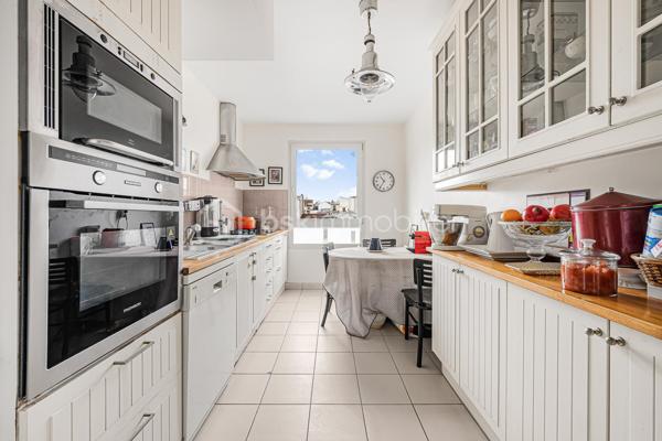 OPPORTUNITE RARE SUR LE SECTEUR - IDEAL FAMILLE - SUPERBE APPARTEMENT T5 — 123 m² — VUE PLACE PIETONNE/PARC 
+ CAVE
Au cœur du 14e arrondissement de Paris, très proche des transports, commerces et écoles très réputées (de la crèche au lycée). 

Dans une résidence de standing très bien entretenue et sécurisée (copropriété de 29 lots sans procédure en cours), avec digicode & ascenseur, au calme absolu surplombant sur une place piétonne et un parc.

Magnifique vaste appartement Familial T5 de 123 m2 environ ( le plus vaste de la résidence), baigné de lumière (exposition Sud et Est) et sans vis-à-vis.

Ce bien se compose d’une grande entrée avec nombreux placards intégrés et parquet au sol, desservant une grande cuisine dinatoire lumineuse équipée & aménagée avec grande fenêtre plein Sud, un grand salon/salle à manger de près de 30m2 exposé Sud, sans vis-à-vis, surplombant une place piétonne, avec un grand balcon/terrasse où déjeuner au soleil, des WC séparés, et enfin une porte ouvrant sur l’espace nuit. 

L'espace nuit se compose quant à lui de 4 chambres lumineuses avec placards intégrés, dont une suite parentale de près de 18 m2 environ avec un beau balcon/terrasse de 7m2 où installer table, chaise ou bain de soleil, d'une salle de bains avec baignoire, d'une salle d'eau avec douche et d'un deuxième WC séparé.

Un grand parking sous terrain complète ce bien

Doubles vitrages, parquet, prestations et matériaux de qualité
DPE : D
Charges annuelles 5600€ environ
Taxe foncière 2400€ environ

A visiter sans tarder, idéal famille.