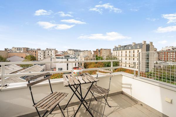 OPPORTUNITE RARE SUR LE SECTEUR - IDEAL FAMILLE - SUPERBE APPARTEMENT T5 — 123 m² — VUE PLACE PIETONNE/PARC 
+ CAVE
Au cœur du 14e arrondissement de Paris, très proche des transports, commerces et écoles très réputées (de la crèche au lycée). 

Dans une résidence de standing très bien entretenue et sécurisée (copropriété de 29 lots sans procédure en cours), avec digicode & ascenseur, au calme absolu surplombant sur une place piétonne et un parc.

Magnifique vaste appartement Familial T5 de 123 m2 environ ( le plus vaste de la résidence), baigné de lumière (exposition Sud et Est) et sans vis-à-vis.

Ce bien se compose d’une grande entrée avec nombreux placards intégrés et parquet au sol, desservant une grande cuisine dinatoire lumineuse équipée & aménagée avec grande fenêtre plein Sud, un grand salon/salle à manger de près de 30m2 exposé Sud, sans vis-à-vis, surplombant une place piétonne, avec un grand balcon/terrasse où déjeuner au soleil, des WC séparés, et enfin une porte ouvrant sur l’espace nuit. 

L'espace nuit se compose quant à lui de 4 chambres lumineuses avec placards intégrés, dont une suite parentale de près de 18 m2 environ avec un beau balcon/terrasse de 7m2 où installer table, chaise ou bain de soleil, d'une salle de bains avec baignoire, d'une salle d'eau avec douche et d'un deuxième WC séparé.

Un grand parking sous terrain complète ce bien

Doubles vitrages, parquet, prestations et matériaux de qualité
DPE : D
Charges annuelles 5600€ environ
Taxe foncière 2400€ environ

A visiter sans tarder, idéal famille.