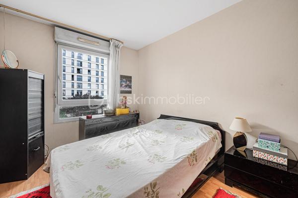 OPPORTUNITE RARE SUR LE SECTEUR - IDEAL FAMILLE - SUPERBE APPARTEMENT T5 — 123 m² — VUE PLACE PIETONNE/PARC 
+ CAVE
Au cœur du 14e arrondissement de Paris, très proche des transports, commerces et écoles très réputées (de la crèche au lycée). 

Dans une résidence de standing très bien entretenue et sécurisée (copropriété de 29 lots sans procédure en cours), avec digicode & ascenseur, au calme absolu surplombant sur une place piétonne et un parc.

Magnifique vaste appartement Familial T5 de 123 m2 environ ( le plus vaste de la résidence), baigné de lumière (exposition Sud et Est) et sans vis-à-vis.

Ce bien se compose d’une grande entrée avec nombreux placards intégrés et parquet au sol, desservant une grande cuisine dinatoire lumineuse équipée & aménagée avec grande fenêtre plein Sud, un grand salon/salle à manger de près de 30m2 exposé Sud, sans vis-à-vis, surplombant une place piétonne, avec un grand balcon/terrasse où déjeuner au soleil, des WC séparés, et enfin une porte ouvrant sur l’espace nuit. 

L'espace nuit se compose quant à lui de 4 chambres lumineuses avec placards intégrés, dont une suite parentale de près de 18 m2 environ avec un beau balcon/terrasse de 7m2 où installer table, chaise ou bain de soleil, d'une salle de bains avec baignoire, d'une salle d'eau avec douche et d'un deuxième WC séparé.

Un grand parking sous terrain complète ce bien

Doubles vitrages, parquet, prestations et matériaux de qualité
DPE : D
Charges annuelles 5600€ environ
Taxe foncière 2400€ environ

A visiter sans tarder, idéal famille.