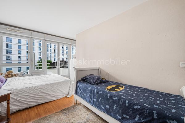 OPPORTUNITE RARE SUR LE SECTEUR - IDEAL FAMILLE - SUPERBE APPARTEMENT T5 — 123 m² — VUE PLACE PIETONNE/PARC 
+ CAVE
Au cœur du 14e arrondissement de Paris, très proche des transports, commerces et écoles très réputées (de la crèche au lycée). 

Dans une résidence de standing très bien entretenue et sécurisée (copropriété de 29 lots sans procédure en cours), avec digicode & ascenseur, au calme absolu surplombant sur une place piétonne et un parc.

Magnifique vaste appartement Familial T5 de 123 m2 environ ( le plus vaste de la résidence), baigné de lumière (exposition Sud et Est) et sans vis-à-vis.

Ce bien se compose d’une grande entrée avec nombreux placards intégrés et parquet au sol, desservant une grande cuisine dinatoire lumineuse équipée & aménagée avec grande fenêtre plein Sud, un grand salon/salle à manger de près de 30m2 exposé Sud, sans vis-à-vis, surplombant une place piétonne, avec un grand balcon/terrasse où déjeuner au soleil, des WC séparés, et enfin une porte ouvrant sur l’espace nuit. 

L'espace nuit se compose quant à lui de 4 chambres lumineuses avec placards intégrés, dont une suite parentale de près de 18 m2 environ avec un beau balcon/terrasse de 7m2 où installer table, chaise ou bain de soleil, d'une salle de bains avec baignoire, d'une salle d'eau avec douche et d'un deuxième WC séparé.

Un grand parking sous terrain complète ce bien

Doubles vitrages, parquet, prestations et matériaux de qualité
DPE : D
Charges annuelles 5600€ environ
Taxe foncière 2400€ environ

A visiter sans tarder, idéal famille.