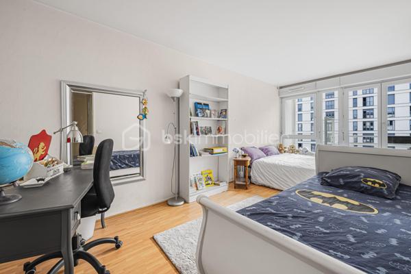 OPPORTUNITE RARE SUR LE SECTEUR - IDEAL FAMILLE - SUPERBE APPARTEMENT T5 — 123 m² — VUE PLACE PIETONNE/PARC 
+ CAVE
Au cœur du 14e arrondissement de Paris, très proche des transports, commerces et écoles très réputées (de la crèche au lycée). 

Dans une résidence de standing très bien entretenue et sécurisée (copropriété de 29 lots sans procédure en cours), avec digicode & ascenseur, au calme absolu surplombant sur une place piétonne et un parc.

Magnifique vaste appartement Familial T5 de 123 m2 environ ( le plus vaste de la résidence), baigné de lumière (exposition Sud et Est) et sans vis-à-vis.

Ce bien se compose d’une grande entrée avec nombreux placards intégrés et parquet au sol, desservant une grande cuisine dinatoire lumineuse équipée & aménagée avec grande fenêtre plein Sud, un grand salon/salle à manger de près de 30m2 exposé Sud, sans vis-à-vis, surplombant une place piétonne, avec un grand balcon/terrasse où déjeuner au soleil, des WC séparés, et enfin une porte ouvrant sur l’espace nuit. 

L'espace nuit se compose quant à lui de 4 chambres lumineuses avec placards intégrés, dont une suite parentale de près de 18 m2 environ avec un beau balcon/terrasse de 7m2 où installer table, chaise ou bain de soleil, d'une salle de bains avec baignoire, d'une salle d'eau avec douche et d'un deuxième WC séparé.

Un grand parking sous terrain complète ce bien

Doubles vitrages, parquet, prestations et matériaux de qualité
DPE : D
Charges annuelles 5600€ environ
Taxe foncière 2400€ environ

A visiter sans tarder, idéal famille.