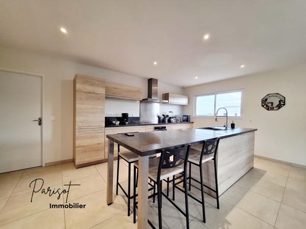 Maison de plain-pied de 104 m² au cœur de Sèvres-Anxaumont – Aucun travaux à prévoir À quelques minutes de Poitiers et du CHU , venez découvrir cette agréable maison de plain-pied d’environ 104 m² , idéalement située au cœur du bourg de Sèvres-Anxaumont .