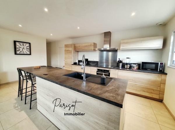 Maison de plain-pied de 104 m² au cœur de Sèvres-Anxaumont – Aucun travaux à prévoir À quelques minutes de Poitiers et du CHU , venez découvrir cette agréable maison de plain-pied d’environ 104 m² , idéalement située au cœur du bourg de Sèvres-Anxaumont .