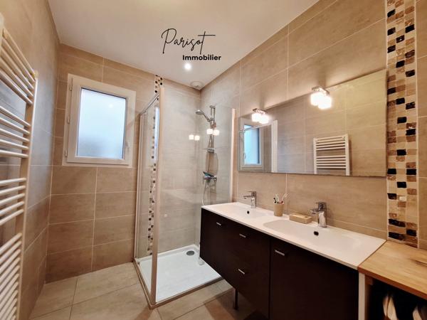 Maison de plain-pied de 104 m² au cœur de Sèvres-Anxaumont – Aucun travaux à prévoir À quelques minutes de Poitiers et du CHU , venez découvrir cette agréable maison de plain-pied d’environ 104 m² , idéalement située au cœur du bourg de Sèvres-Anxaumont .