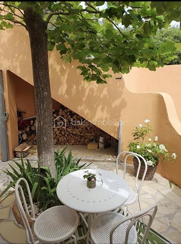 Belle propriété composée de 2                                                      villas         628 000 €

TARADEAU : Propriété familiale avec 2 villas indépendantes sur 1000m2 de terrain
Charmant village provençale à 10 mn acces autoroute 5 mn Gare TGV des Arcs 30 mn St raphael 40 minute ste maxime

 Découvrez cette superbe propriété située à Taradeau, parfaite pour une grande famille

Villa principale – 153 m² :

4 chambres spacieuses
* 1 suite parentale de 20 M2 avec sa salle de bain de 9 m2 baignoire d angle, douche. Et WC separes.
* 1 belle chambre de 14m2 +salle d'eau
* 1 chambre en mezzanine de 16 m2 avec velux
* 1 chambre de 9.50 m2

Grand double séjour avec salle à manger de  60 m2

Magnifique cuisine équipée, lumineuse et fonctionnelle de 16M2 s'ouvrant sur un patio

Climatisation dans chaque pièce + poêle à bois

Seconde villa indépendante  42 m² Accès indépendant avec portail privé, idéal pour la location ou l’accueil de proches

Salon chaleureux avec cuisine ouverte

1 chambre confortable

1 salle d’eau

Extérieurs :

Superbe piscine 10 m x 5 m pour des moments de détente.

Jardin arboré, facile à entretenir

Plusieurs dépendances

Garage

Cette propriété allie confort, espace et indépendance, offrant un cadre paisible dans un secteur recherché. Un bien idéal pour une résidence familiale avec un excellent potentiel locatif.
Cette annonce vous est présentée par votre agent commercial BSK Immobilier FABIENNE FLORENT

           Tel  0663044260

 (EI) immatriculé au RSAC de TOULON (83000) sous le numéro 39504108000064.