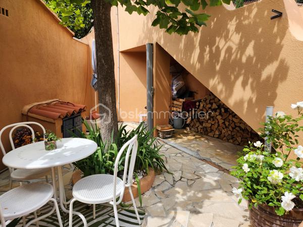 Belle propriété composée de 2                                                      villas         628 000 €

TARADEAU : Propriété familiale avec 2 villas indépendantes sur 1000m2 de terrain
Charmant village provençale à 10 mn acces autoroute 5 mn Gare TGV des Arcs 30 mn St raphael 40 minute ste maxime

 Découvrez cette superbe propriété située à Taradeau, parfaite pour une grande famille

Villa principale – 153 m² :

4 chambres spacieuses
* 1 suite parentale de 20 M2 avec sa salle de bain de 9 m2 baignoire d angle, douche. Et WC separes.
* 1 belle chambre de 14m2 +salle d'eau
* 1 chambre en mezzanine de 16 m2 avec velux
* 1 chambre de 9.50 m2

Grand double séjour avec salle à manger de  60 m2

Magnifique cuisine équipée, lumineuse et fonctionnelle de 16M2 s'ouvrant sur un patio

Climatisation dans chaque pièce + poêle à bois

Seconde villa indépendante  42 m² Accès indépendant avec portail privé, idéal pour la location ou l’accueil de proches

Salon chaleureux avec cuisine ouverte

1 chambre confortable

1 salle d’eau

Extérieurs :

Superbe piscine 10 m x 5 m pour des moments de détente.

Jardin arboré, facile à entretenir

Plusieurs dépendances

Garage

Cette propriété allie confort, espace et indépendance, offrant un cadre paisible dans un secteur recherché. Un bien idéal pour une résidence familiale avec un excellent potentiel locatif.
Cette annonce vous est présentée par votre agent commercial BSK Immobilier FABIENNE FLORENT

           Tel  0663044260

 (EI) immatriculé au RSAC de TOULON (83000) sous le numéro 39504108000064.
