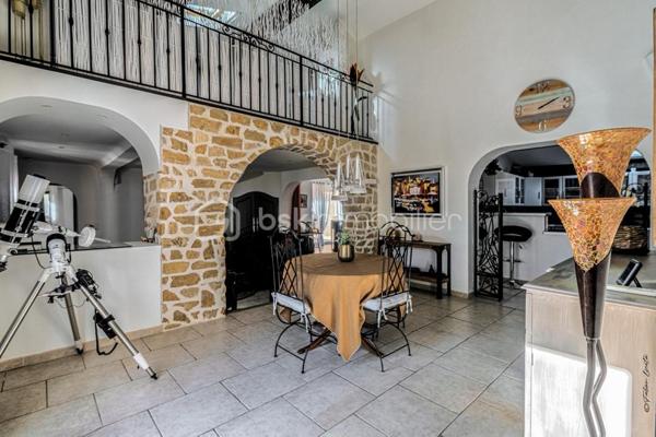 Belle propriété composée de 2                                                      villas         628 000 €

TARADEAU : Propriété familiale avec 2 villas indépendantes sur 1000m2 de terrain
Charmant village provençale à 10 mn acces autoroute 5 mn Gare TGV des Arcs 30 mn St raphael 40 minute ste maxime

 Découvrez cette superbe propriété située à Taradeau, parfaite pour une grande famille

Villa principale – 153 m² :

4 chambres spacieuses
* 1 suite parentale de 20 M2 avec sa salle de bain de 9 m2 baignoire d angle, douche. Et WC separes.
* 1 belle chambre de 14m2 +salle d'eau
* 1 chambre en mezzanine de 16 m2 avec velux
* 1 chambre de 9.50 m2

Grand double séjour avec salle à manger de  60 m2

Magnifique cuisine équipée, lumineuse et fonctionnelle de 16M2 s'ouvrant sur un patio

Climatisation dans chaque pièce + poêle à bois

Seconde villa indépendante  42 m² Accès indépendant avec portail privé, idéal pour la location ou l’accueil de proches

Salon chaleureux avec cuisine ouverte

1 chambre confortable

1 salle d’eau

Extérieurs :

Superbe piscine 10 m x 5 m pour des moments de détente.

Jardin arboré, facile à entretenir

Plusieurs dépendances

Garage

Cette propriété allie confort, espace et indépendance, offrant un cadre paisible dans un secteur recherché. Un bien idéal pour une résidence familiale avec un excellent potentiel locatif.
Cette annonce vous est présentée par votre agent commercial BSK Immobilier FABIENNE FLORENT

           Tel  0663044260

 (EI) immatriculé au RSAC de TOULON (83000) sous le numéro 39504108000064.