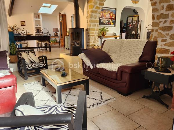Belle propriété composée de 2                                                      villas         628 000 €

TARADEAU : Propriété familiale avec 2 villas indépendantes sur 1000m2 de terrain
Charmant village provençale à 10 mn acces autoroute 5 mn Gare TGV des Arcs 30 mn St raphael 40 minute ste maxime

 Découvrez cette superbe propriété située à Taradeau, parfaite pour une grande famille

Villa principale – 153 m² :

4 chambres spacieuses
* 1 suite parentale de 20 M2 avec sa salle de bain de 9 m2 baignoire d angle, douche. Et WC separes.
* 1 belle chambre de 14m2 +salle d'eau
* 1 chambre en mezzanine de 16 m2 avec velux
* 1 chambre de 9.50 m2

Grand double séjour avec salle à manger de  60 m2

Magnifique cuisine équipée, lumineuse et fonctionnelle de 16M2 s'ouvrant sur un patio

Climatisation dans chaque pièce + poêle à bois

Seconde villa indépendante  42 m² Accès indépendant avec portail privé, idéal pour la location ou l’accueil de proches

Salon chaleureux avec cuisine ouverte

1 chambre confortable

1 salle d’eau

Extérieurs :

Superbe piscine 10 m x 5 m pour des moments de détente.

Jardin arboré, facile à entretenir

Plusieurs dépendances

Garage

Cette propriété allie confort, espace et indépendance, offrant un cadre paisible dans un secteur recherché. Un bien idéal pour une résidence familiale avec un excellent potentiel locatif.
Cette annonce vous est présentée par votre agent commercial BSK Immobilier FABIENNE FLORENT

           Tel  0663044260

 (EI) immatriculé au RSAC de TOULON (83000) sous le numéro 39504108000064.