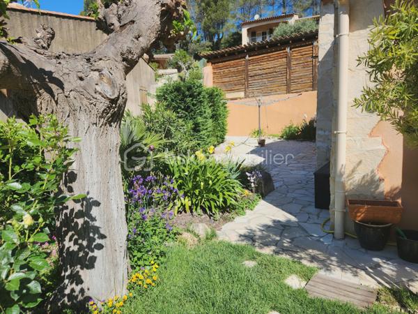 Belle propriété composée de 2                                                      villas         628 000 €

TARADEAU : Propriété familiale avec 2 villas indépendantes sur 1000m2 de terrain
Charmant village provençale à 10 mn acces autoroute 5 mn Gare TGV des Arcs 30 mn St raphael 40 minute ste maxime

 Découvrez cette superbe propriété située à Taradeau, parfaite pour une grande famille

Villa principale – 153 m² :

4 chambres spacieuses
* 1 suite parentale de 20 M2 avec sa salle de bain de 9 m2 baignoire d angle, douche. Et WC separes.
* 1 belle chambre de 14m2 +salle d'eau
* 1 chambre en mezzanine de 16 m2 avec velux
* 1 chambre de 9.50 m2

Grand double séjour avec salle à manger de  60 m2

Magnifique cuisine équipée, lumineuse et fonctionnelle de 16M2 s'ouvrant sur un patio

Climatisation dans chaque pièce + poêle à bois

Seconde villa indépendante  42 m² Accès indépendant avec portail privé, idéal pour la location ou l’accueil de proches

Salon chaleureux avec cuisine ouverte

1 chambre confortable

1 salle d’eau

Extérieurs :

Superbe piscine 10 m x 5 m pour des moments de détente.

Jardin arboré, facile à entretenir

Plusieurs dépendances

Garage

Cette propriété allie confort, espace et indépendance, offrant un cadre paisible dans un secteur recherché. Un bien idéal pour une résidence familiale avec un excellent potentiel locatif.
Cette annonce vous est présentée par votre agent commercial BSK Immobilier FABIENNE FLORENT

           Tel  0663044260

 (EI) immatriculé au RSAC de TOULON (83000) sous le numéro 39504108000064.