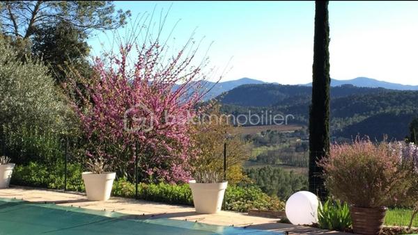 Belle propriété composée de 2                                                      villas         628 000 €

TARADEAU : Propriété familiale avec 2 villas indépendantes sur 1000m2 de terrain
Charmant village provençale à 10 mn acces autoroute 5 mn Gare TGV des Arcs 30 mn St raphael 40 minute ste maxime

 Découvrez cette superbe propriété située à Taradeau, parfaite pour une grande famille

Villa principale – 153 m² :

4 chambres spacieuses
* 1 suite parentale de 20 M2 avec sa salle de bain de 9 m2 baignoire d angle, douche. Et WC separes.
* 1 belle chambre de 14m2 +salle d'eau
* 1 chambre en mezzanine de 16 m2 avec velux
* 1 chambre de 9.50 m2

Grand double séjour avec salle à manger de  60 m2

Magnifique cuisine équipée, lumineuse et fonctionnelle de 16M2 s'ouvrant sur un patio

Climatisation dans chaque pièce + poêle à bois

Seconde villa indépendante  42 m² Accès indépendant avec portail privé, idéal pour la location ou l’accueil de proches

Salon chaleureux avec cuisine ouverte

1 chambre confortable

1 salle d’eau

Extérieurs :

Superbe piscine 10 m x 5 m pour des moments de détente.

Jardin arboré, facile à entretenir

Plusieurs dépendances

Garage

Cette propriété allie confort, espace et indépendance, offrant un cadre paisible dans un secteur recherché. Un bien idéal pour une résidence familiale avec un excellent potentiel locatif.
Cette annonce vous est présentée par votre agent commercial BSK Immobilier FABIENNE FLORENT

           Tel  0663044260

 (EI) immatriculé au RSAC de TOULON (83000) sous le numéro 39504108000064.