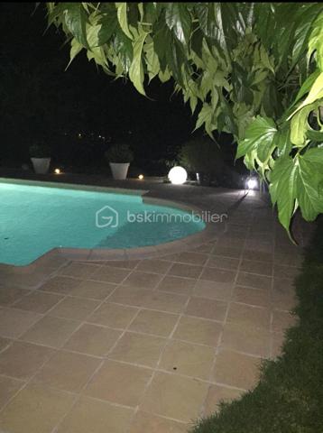 Belle propriété composée de 2                                                      villas         628 000 €

TARADEAU : Propriété familiale avec 2 villas indépendantes sur 1000m2 de terrain
Charmant village provençale à 10 mn acces autoroute 5 mn Gare TGV des Arcs 30 mn St raphael 40 minute ste maxime

 Découvrez cette superbe propriété située à Taradeau, parfaite pour une grande famille

Villa principale – 153 m² :

4 chambres spacieuses
* 1 suite parentale de 20 M2 avec sa salle de bain de 9 m2 baignoire d angle, douche. Et WC separes.
* 1 belle chambre de 14m2 +salle d'eau
* 1 chambre en mezzanine de 16 m2 avec velux
* 1 chambre de 9.50 m2

Grand double séjour avec salle à manger de  60 m2

Magnifique cuisine équipée, lumineuse et fonctionnelle de 16M2 s'ouvrant sur un patio

Climatisation dans chaque pièce + poêle à bois

Seconde villa indépendante  42 m² Accès indépendant avec portail privé, idéal pour la location ou l’accueil de proches

Salon chaleureux avec cuisine ouverte

1 chambre confortable

1 salle d’eau

Extérieurs :

Superbe piscine 10 m x 5 m pour des moments de détente.

Jardin arboré, facile à entretenir

Plusieurs dépendances

Garage

Cette propriété allie confort, espace et indépendance, offrant un cadre paisible dans un secteur recherché. Un bien idéal pour une résidence familiale avec un excellent potentiel locatif.
Cette annonce vous est présentée par votre agent commercial BSK Immobilier FABIENNE FLORENT

           Tel  0663044260

 (EI) immatriculé au RSAC de TOULON (83000) sous le numéro 39504108000064.