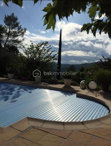 Belle propriété composée de 2                                                      villas         628 000 €

TARADEAU : Propriété familiale avec 2 villas indépendantes sur 1000m2 de terrain
Charmant village provençale à 10 mn acces autoroute 5 mn Gare TGV des Arcs 30 mn St raphael 40 minute ste maxime

 Découvrez cette superbe propriété située à Taradeau, parfaite pour une grande famille

Villa principale – 153 m² :

4 chambres spacieuses
* 1 suite parentale de 20 M2 avec sa salle de bain de 9 m2 baignoire d angle, douche. Et WC separes.
* 1 belle chambre de 14m2 +salle d'eau
* 1 chambre en mezzanine de 16 m2 avec velux
* 1 chambre de 9.50 m2

Grand double séjour avec salle à manger de  60 m2

Magnifique cuisine équipée, lumineuse et fonctionnelle de 16M2 s'ouvrant sur un patio

Climatisation dans chaque pièce + poêle à bois

Seconde villa indépendante  42 m² Accès indépendant avec portail privé, idéal pour la location ou l’accueil de proches

Salon chaleureux avec cuisine ouverte

1 chambre confortable

1 salle d’eau

Extérieurs :

Superbe piscine 10 m x 5 m pour des moments de détente.

Jardin arboré, facile à entretenir

Plusieurs dépendances

Garage

Cette propriété allie confort, espace et indépendance, offrant un cadre paisible dans un secteur recherché. Un bien idéal pour une résidence familiale avec un excellent potentiel locatif.
Cette annonce vous est présentée par votre agent commercial BSK Immobilier FABIENNE FLORENT

           Tel  0663044260

 (EI) immatriculé au RSAC de TOULON (83000) sous le numéro 39504108000064.