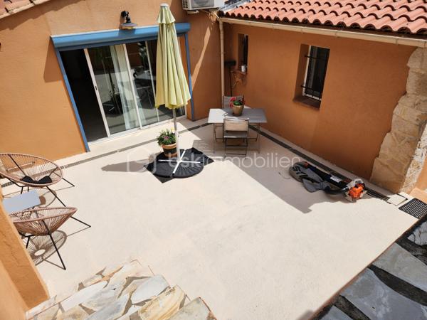 Belle propriété composée de 2                                                      villas         628 000 €

TARADEAU : Propriété familiale avec 2 villas indépendantes sur 1000m2 de terrain
Charmant village provençale à 10 mn acces autoroute 5 mn Gare TGV des Arcs 30 mn St raphael 40 minute ste maxime

 Découvrez cette superbe propriété située à Taradeau, parfaite pour une grande famille

Villa principale – 153 m² :

4 chambres spacieuses
* 1 suite parentale de 20 M2 avec sa salle de bain de 9 m2 baignoire d angle, douche. Et WC separes.
* 1 belle chambre de 14m2 +salle d'eau
* 1 chambre en mezzanine de 16 m2 avec velux
* 1 chambre de 9.50 m2

Grand double séjour avec salle à manger de  60 m2

Magnifique cuisine équipée, lumineuse et fonctionnelle de 16M2 s'ouvrant sur un patio

Climatisation dans chaque pièce + poêle à bois

Seconde villa indépendante  42 m² Accès indépendant avec portail privé, idéal pour la location ou l’accueil de proches

Salon chaleureux avec cuisine ouverte

1 chambre confortable

1 salle d’eau

Extérieurs :

Superbe piscine 10 m x 5 m pour des moments de détente.

Jardin arboré, facile à entretenir

Plusieurs dépendances

Garage

Cette propriété allie confort, espace et indépendance, offrant un cadre paisible dans un secteur recherché. Un bien idéal pour une résidence familiale avec un excellent potentiel locatif.
Cette annonce vous est présentée par votre agent commercial BSK Immobilier FABIENNE FLORENT

           Tel  0663044260

 (EI) immatriculé au RSAC de TOULON (83000) sous le numéro 39504108000064.