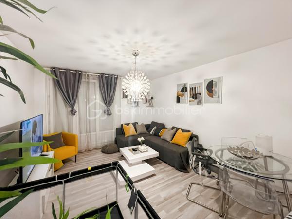 Situé au rez-de-chaussée surélevé d'une résidence sécurisée et entretenue, cet appartement de 3 pièces bénéficie d'un environnement agréable ainsi que de récents travaux de copropriété comprenant le ravalement avec isolation thermique par l'extérieur et le remplacement des fenêtres, améliorant ainsi le confort et les performances énergétiques du bâtiment.

L'appartement se compose d'une entrée avec placard, d'une cuisine aménagée, d'un séjour lumineux, de deux chambres, d'une salle d'eau et d'un WC indépendant.

Une cave privative vient compléter ce bien, offrant un espace de rangement supplémentaire.

Les atouts du bien
Résidence sécurisée
Isolation thermique par l'extérieur et ravalement récents
Fenêtres remplacées
Chauffage collectif au gaz par le sol inclus dans les charges
Ballon d'eau chaude de 200 litres
Cave privative
Grand parc arboré au sein de la copropriété
Un emplacement pratique

Vous bénéficierez d'un accès rapide aux commerces et services de proximité : boulangerie, banque, bureau de poste, station-service, établissements scolaires, transports en commun et espaces verts.

La gare RER A de Boissy-Saint-Léger est facilement accessible à pied ou en bus.

La station Limeil-Brévannes - Plage Bleue du téléphérique urbain Câble C1 se situe à proximité immédiate et permet de rejoindre rapidement la station Pointe du Lac (Métro ligne 8 à Créteil).

Le secteur profite également des développements liés au Grand Paris, contribuant à renforcer son attractivité.

Informations locatives

Appartement actuellement loué 847 € charges comprises par mois, représentant une opportunité intéressante pour un investisseur souhaitant bénéficier d'un revenu locatif immédiat.