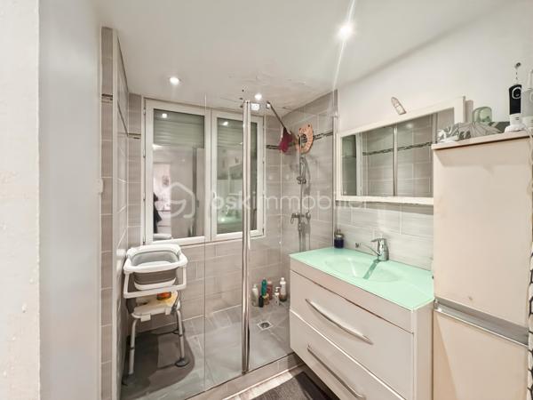 Situé au rez-de-chaussée surélevé d'une résidence sécurisée et entretenue, cet appartement de 3 pièces bénéficie d'un environnement agréable ainsi que de récents travaux de copropriété comprenant le ravalement avec isolation thermique par l'extérieur et le remplacement des fenêtres, améliorant ainsi le confort et les performances énergétiques du bâtiment.

L'appartement se compose d'une entrée avec placard, d'une cuisine aménagée, d'un séjour lumineux, de deux chambres, d'une salle d'eau et d'un WC indépendant.

Une cave privative vient compléter ce bien, offrant un espace de rangement supplémentaire.

Les atouts du bien
Résidence sécurisée
Isolation thermique par l'extérieur et ravalement récents
Fenêtres remplacées
Chauffage collectif au gaz par le sol inclus dans les charges
Ballon d'eau chaude de 200 litres
Cave privative
Grand parc arboré au sein de la copropriété
Un emplacement pratique

Vous bénéficierez d'un accès rapide aux commerces et services de proximité : boulangerie, banque, bureau de poste, station-service, établissements scolaires, transports en commun et espaces verts.

La gare RER A de Boissy-Saint-Léger est facilement accessible à pied ou en bus.

La station Limeil-Brévannes - Plage Bleue du téléphérique urbain Câble C1 se situe à proximité immédiate et permet de rejoindre rapidement la station Pointe du Lac (Métro ligne 8 à Créteil).

Le secteur profite également des développements liés au Grand Paris, contribuant à renforcer son attractivité.

Informations locatives

Appartement actuellement loué 847 € charges comprises par mois, représentant une opportunité intéressante pour un investisseur souhaitant bénéficier d'un revenu locatif immédiat.