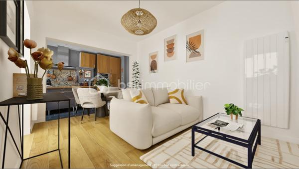 A proximité de la gare de Clamart (Transilien Ligne N), découvrez cette maison de ville de 80m² répartis sur trois niveaux, offrant une configuration originale et de nombreuses possibilités d’aménagement.

À mi-chemin entre maison de ville et loft intimiste, ce bien séduira ceux qui recherchent un lieu de vie avec du caractère, au calme et à proximité immédiate des transports.

La maison s’organise autour d’une pièce de vie conviviale avec cuisine ouverte, offrant une atmosphère chaleureuse et contemporaine.
En souplex, une première chambre bénéficie d’une ambiance plus intime, en retrait des espaces de vie.

Le premier niveau accueille un bureau, idéal pour le télétravail, ainsi qu’une salle de bains avec WC. Quelques marches permettent ensuite d’accéder à une chambre, puis un second escalier mène à un espace supplémentaire, pouvant être aménagé selon les besoins : chambre d’appoint, espace détente, coin lecture ou atelier.

À l’extérieur, une terrasse prolonge agréablement la maison et offre un véritable espace de vie supplémentaire avec un espace de rangement (cabane de jardin ou vélos) et un espace repas. 

Grâce à sa configuration modulable, cette maison peut facilement évoluer au gré des projets et de la composition familiale.
Elle conviendra particulièrement à un couple ou une jeune famille à la recherche d’un bien différent, souhaitant profiter des avantages d’une maison avec extérieur tout en conservant un format facile à vivre.
Sectorisation scolaire : collège et lycée Michelet.

Les atouts :
- Maison de ville atypique et pleine de caractère
- Terrasse spacieuse
- Deux chambres + bureau + espace modulable
- Configuration évolutive
- Proximité de la gare de Clamart (Ligne N et future ligne 15)
- Métros ligne 13 (Plateau de Vanves) et ligne 12 (Corentin Celton) accessibles à pied
- Sectorisation Collège et lycée Michelet

** Les deux premières photos sont des projections 3D avec aménagement virtuel.