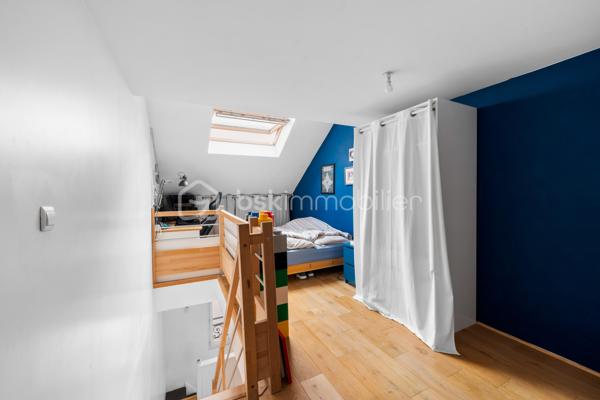 A proximité de la gare de Clamart (Transilien Ligne N), découvrez cette maison de ville de 80m² répartis sur trois niveaux, offrant une configuration originale et de nombreuses possibilités d’aménagement.

À mi-chemin entre maison de ville et loft intimiste, ce bien séduira ceux qui recherchent un lieu de vie avec du caractère, au calme et à proximité immédiate des transports.

La maison s’organise autour d’une pièce de vie conviviale avec cuisine ouverte, offrant une atmosphère chaleureuse et contemporaine.
En souplex, une première chambre bénéficie d’une ambiance plus intime, en retrait des espaces de vie.

Le premier niveau accueille un bureau, idéal pour le télétravail, ainsi qu’une salle de bains avec WC. Quelques marches permettent ensuite d’accéder à une chambre, puis un second escalier mène à un espace supplémentaire, pouvant être aménagé selon les besoins : chambre d’appoint, espace détente, coin lecture ou atelier.

À l’extérieur, une terrasse prolonge agréablement la maison et offre un véritable espace de vie supplémentaire avec un espace de rangement (cabane de jardin ou vélos) et un espace repas. 

Grâce à sa configuration modulable, cette maison peut facilement évoluer au gré des projets et de la composition familiale.
Elle conviendra particulièrement à un couple ou une jeune famille à la recherche d’un bien différent, souhaitant profiter des avantages d’une maison avec extérieur tout en conservant un format facile à vivre.
Sectorisation scolaire : collège et lycée Michelet.

Les atouts :
- Maison de ville atypique et pleine de caractère
- Terrasse spacieuse
- Deux chambres + bureau + espace modulable
- Configuration évolutive
- Proximité de la gare de Clamart (Ligne N et future ligne 15)
- Métros ligne 13 (Plateau de Vanves) et ligne 12 (Corentin Celton) accessibles à pied
- Sectorisation Collège et lycée Michelet

** Les deux premières photos sont des projections 3D avec aménagement virtuel.