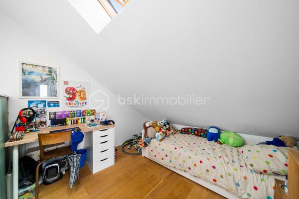 A proximité de la gare de Clamart (Transilien Ligne N), découvrez cette maison de ville de 80m² répartis sur trois niveaux, offrant une configuration originale et de nombreuses possibilités d’aménagement.

À mi-chemin entre maison de ville et loft intimiste, ce bien séduira ceux qui recherchent un lieu de vie avec du caractère, au calme et à proximité immédiate des transports.

La maison s’organise autour d’une pièce de vie conviviale avec cuisine ouverte, offrant une atmosphère chaleureuse et contemporaine.
En souplex, une première chambre bénéficie d’une ambiance plus intime, en retrait des espaces de vie.

Le premier niveau accueille un bureau, idéal pour le télétravail, ainsi qu’une salle de bains avec WC. Quelques marches permettent ensuite d’accéder à une chambre, puis un second escalier mène à un espace supplémentaire, pouvant être aménagé selon les besoins : chambre d’appoint, espace détente, coin lecture ou atelier.

À l’extérieur, une terrasse prolonge agréablement la maison et offre un véritable espace de vie supplémentaire avec un espace de rangement (cabane de jardin ou vélos) et un espace repas. 

Grâce à sa configuration modulable, cette maison peut facilement évoluer au gré des projets et de la composition familiale.
Elle conviendra particulièrement à un couple ou une jeune famille à la recherche d’un bien différent, souhaitant profiter des avantages d’une maison avec extérieur tout en conservant un format facile à vivre.
Sectorisation scolaire : collège et lycée Michelet.

Les atouts :
- Maison de ville atypique et pleine de caractère
- Terrasse spacieuse
- Deux chambres + bureau + espace modulable
- Configuration évolutive
- Proximité de la gare de Clamart (Ligne N et future ligne 15)
- Métros ligne 13 (Plateau de Vanves) et ligne 12 (Corentin Celton) accessibles à pied
- Sectorisation Collège et lycée Michelet

** Les deux premières photos sont des projections 3D avec aménagement virtuel.