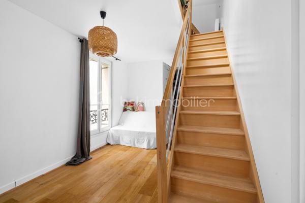 A proximité de la gare de Clamart (Transilien Ligne N), découvrez cette maison de ville de 80m² répartis sur trois niveaux, offrant une configuration originale et de nombreuses possibilités d’aménagement.

À mi-chemin entre maison de ville et loft intimiste, ce bien séduira ceux qui recherchent un lieu de vie avec du caractère, au calme et à proximité immédiate des transports.

La maison s’organise autour d’une pièce de vie conviviale avec cuisine ouverte, offrant une atmosphère chaleureuse et contemporaine.
En souplex, une première chambre bénéficie d’une ambiance plus intime, en retrait des espaces de vie.

Le premier niveau accueille un bureau, idéal pour le télétravail, ainsi qu’une salle de bains avec WC. Quelques marches permettent ensuite d’accéder à une chambre, puis un second escalier mène à un espace supplémentaire, pouvant être aménagé selon les besoins : chambre d’appoint, espace détente, coin lecture ou atelier.

À l’extérieur, une terrasse prolonge agréablement la maison et offre un véritable espace de vie supplémentaire avec un espace de rangement (cabane de jardin ou vélos) et un espace repas. 

Grâce à sa configuration modulable, cette maison peut facilement évoluer au gré des projets et de la composition familiale.
Elle conviendra particulièrement à un couple ou une jeune famille à la recherche d’un bien différent, souhaitant profiter des avantages d’une maison avec extérieur tout en conservant un format facile à vivre.
Sectorisation scolaire : collège et lycée Michelet.

Les atouts :
- Maison de ville atypique et pleine de caractère
- Terrasse spacieuse
- Deux chambres + bureau + espace modulable
- Configuration évolutive
- Proximité de la gare de Clamart (Ligne N et future ligne 15)
- Métros ligne 13 (Plateau de Vanves) et ligne 12 (Corentin Celton) accessibles à pied
- Sectorisation Collège et lycée Michelet

** Les deux premières photos sont des projections 3D avec aménagement virtuel.