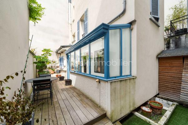A proximité de la gare de Clamart (Transilien Ligne N), découvrez cette maison de ville de 80m² répartis sur trois niveaux, offrant une configuration originale et de nombreuses possibilités d’aménagement.

À mi-chemin entre maison de ville et loft intimiste, ce bien séduira ceux qui recherchent un lieu de vie avec du caractère, au calme et à proximité immédiate des transports.

La maison s’organise autour d’une pièce de vie conviviale avec cuisine ouverte, offrant une atmosphère chaleureuse et contemporaine.
En souplex, une première chambre bénéficie d’une ambiance plus intime, en retrait des espaces de vie.

Le premier niveau accueille un bureau, idéal pour le télétravail, ainsi qu’une salle de bains avec WC. Quelques marches permettent ensuite d’accéder à une chambre, puis un second escalier mène à un espace supplémentaire, pouvant être aménagé selon les besoins : chambre d’appoint, espace détente, coin lecture ou atelier.

À l’extérieur, une terrasse prolonge agréablement la maison et offre un véritable espace de vie supplémentaire avec un espace de rangement (cabane de jardin ou vélos) et un espace repas. 

Grâce à sa configuration modulable, cette maison peut facilement évoluer au gré des projets et de la composition familiale.
Elle conviendra particulièrement à un couple ou une jeune famille à la recherche d’un bien différent, souhaitant profiter des avantages d’une maison avec extérieur tout en conservant un format facile à vivre.
Sectorisation scolaire : collège et lycée Michelet.

Les atouts :
- Maison de ville atypique et pleine de caractère
- Terrasse spacieuse
- Deux chambres + bureau + espace modulable
- Configuration évolutive
- Proximité de la gare de Clamart (Ligne N et future ligne 15)
- Métros ligne 13 (Plateau de Vanves) et ligne 12 (Corentin Celton) accessibles à pied
- Sectorisation Collège et lycée Michelet

** Les deux premières photos sont des projections 3D avec aménagement virtuel.
