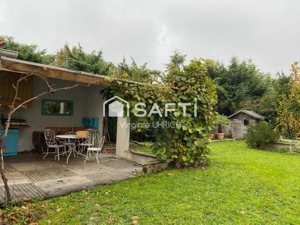 Maison de caractère , T6, de 200m2, sur un terrain paysager, à vendre au Manet, à Montigny-Le-Bretonneux