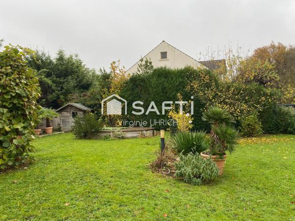 Maison de caractère , T6, de 200m2, sur un terrain paysager, à vendre au Manet, à Montigny-Le-Bretonneux