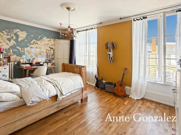 Superbe Maison Bourgeoise rénovée à vendre à CHATEAUNEUF SUR LOIRE centre ville immédiat, parc arboré de 1600m2 à la vue dégagée, dépendance de 90m2 et grand garage