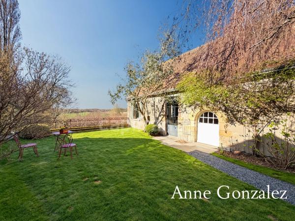 Superbe Maison Bourgeoise rénovée à vendre à CHATEAUNEUF SUR LOIRE centre ville immédiat, parc arboré de 1600m2 à la vue dégagée, dépendance de 90m2 et grand garage