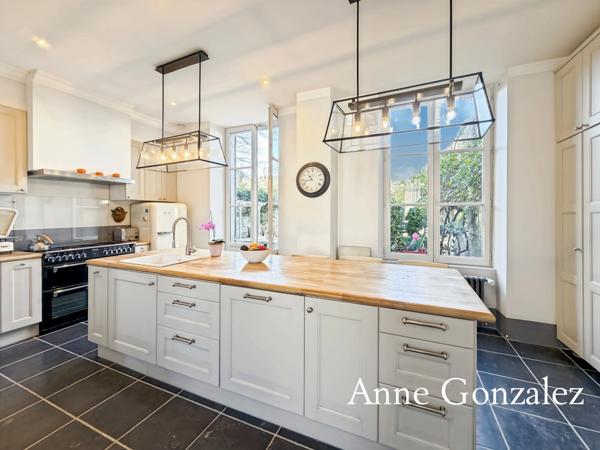 Superbe Maison Bourgeoise rénovée à vendre à CHATEAUNEUF SUR LOIRE centre ville immédiat, parc arboré de 1600m2 à la vue dégagée, dépendance de 90m2 et grand garage