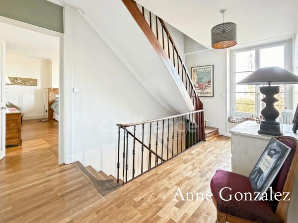 Superbe Maison Bourgeoise rénovée à vendre à CHATEAUNEUF SUR LOIRE centre ville immédiat, parc arboré de 1600m2 à la vue dégagée, dépendance de 90m2 et grand garage