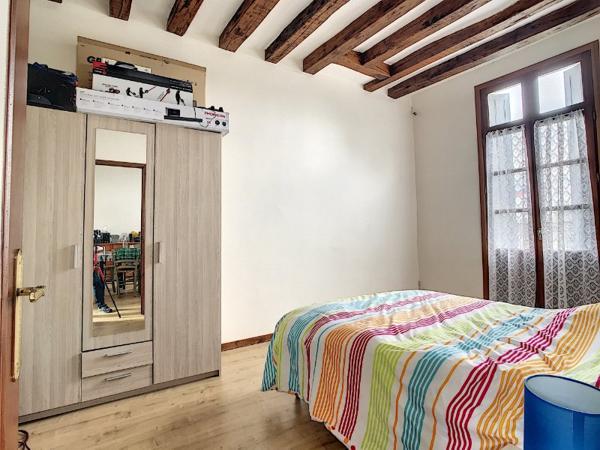 Investisseurs/Immeuble en rez de chaussée 1 local/Magasin non loué, à l'étage sur 3 niveaux 3 T2 loués.