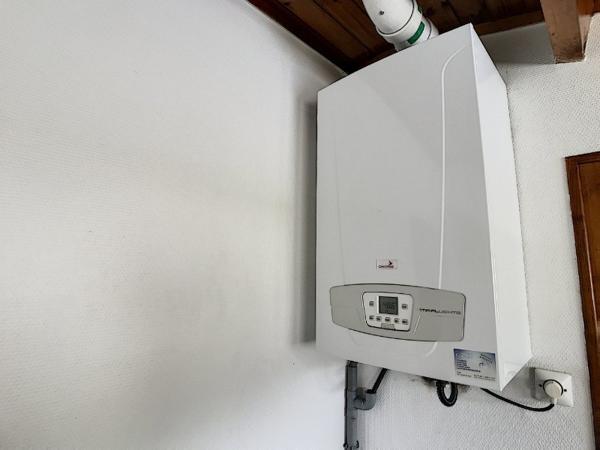 Investisseurs/Immeuble en rez de chaussée 1 local/Magasin non loué, à l'étage sur 3 niveaux 3 T2 loués.