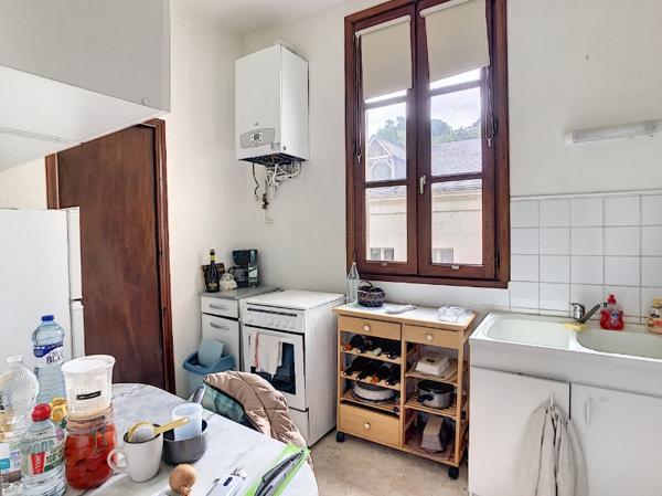 Investisseurs/Immeuble en rez de chaussée 1 local/Magasin non loué, à l'étage sur 3 niveaux 3 T2 loués.