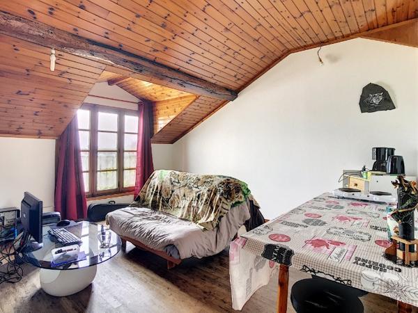 Investisseurs/Immeuble en rez de chaussée 1 local/Magasin non loué, à l'étage sur 3 niveaux 3 T2 loués.
