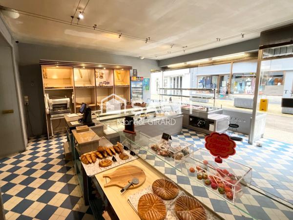 Commerce et appartement au centre-ville de Mehun sur Yèvre